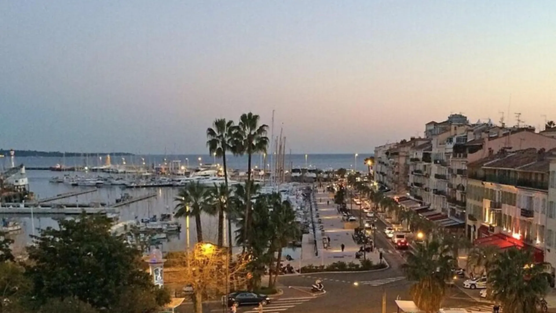 Cannes Quai St Pierre 2 Bedrooms Apt With Balcony And Sea View 0*,  Frankrike